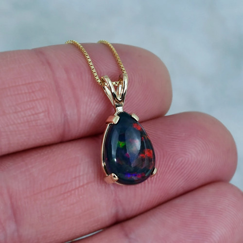 Collana con ciondolo opale